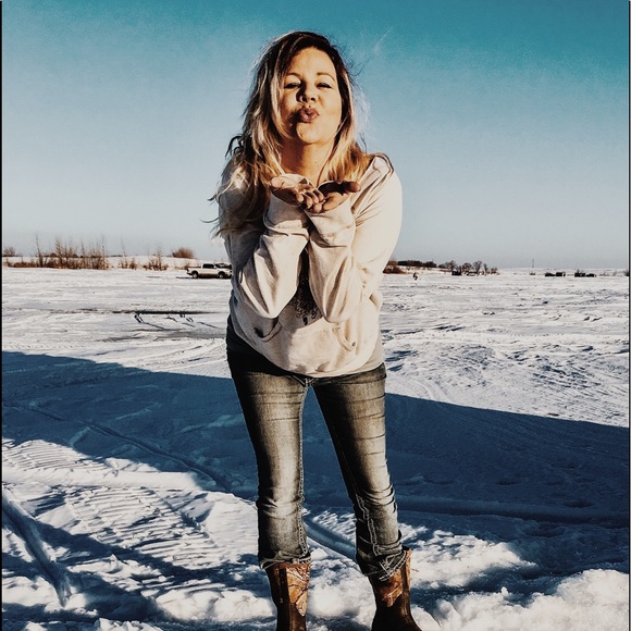 Meet your Posher, Chrissy โค๏ธ poshmark ambassador NEW LISTINGS - Picture 2 of 8